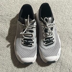 Women’s size 8 Oncloud sneakers